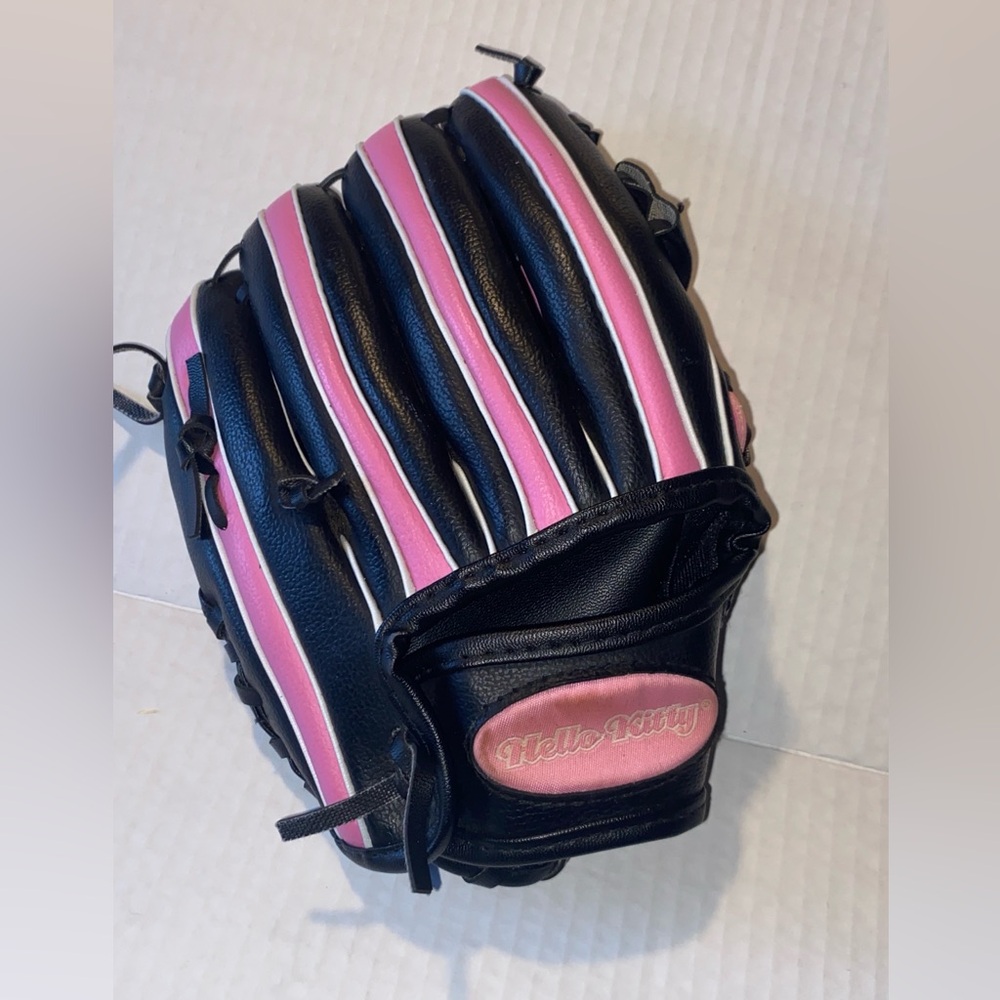 Hello Kitty Girls T ball Glove Size 9.5

(Right Hand Throw) Black